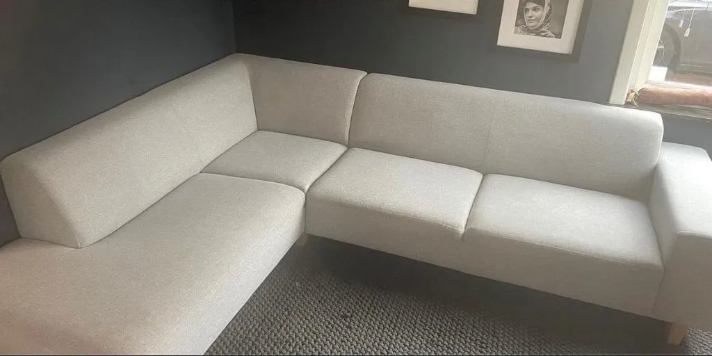 Witte hoekbank – na de reiniging
