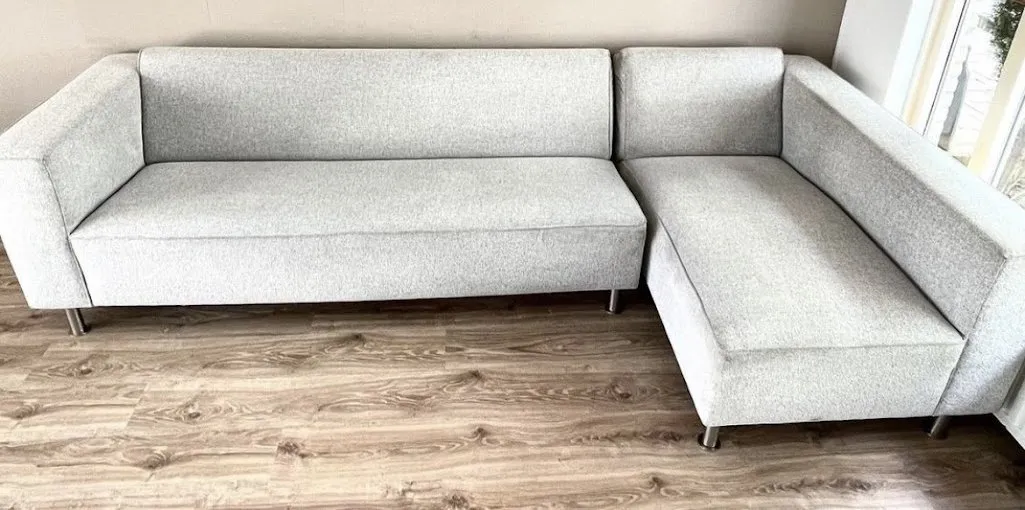 Lichte hoekbank met chaise longue – na de reiniging