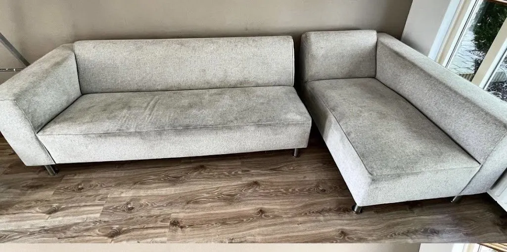 Lichte hoekbank met chaise longue – voor de reiniging